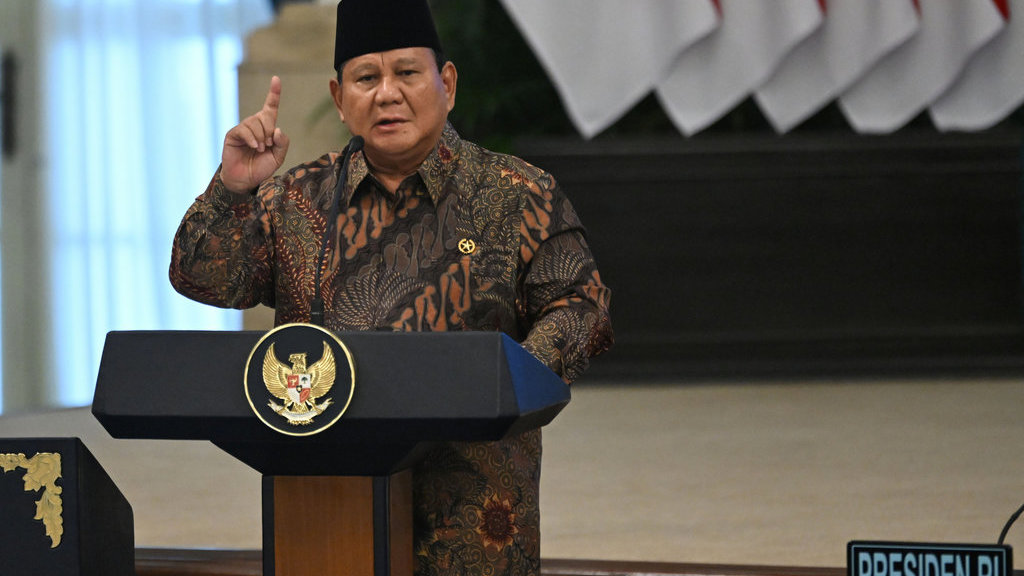 Presiden Prabowo Subianto memimpin Sidang Kabinet Paripurna di Istana Negara, Jakarta, Senin (20/10/2025). ANTARA FOTO/Aditya Pradana Putra/nz Sidang kabinet paripurna setahun Prabowo-Gibran