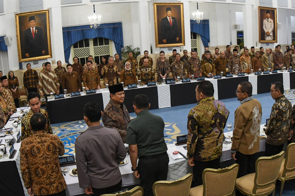 Presiden Prabowo Subianto (tengah) didampingi Wapres Gibran Rakabuming raka (kiri) menjabat tangan para menteri dan pejabat setingkat menteri Kabinet Merah Putih sebelum Sidang Kabinet Paripurna di Kantor Presiden, Istana Kepresidenan, Jakarta, Senin (20/10/2025). ANTARA FOTO/Aditya Pradana Putra/bar Sidang kabinet paripurna setahun Prabowo-Gibran