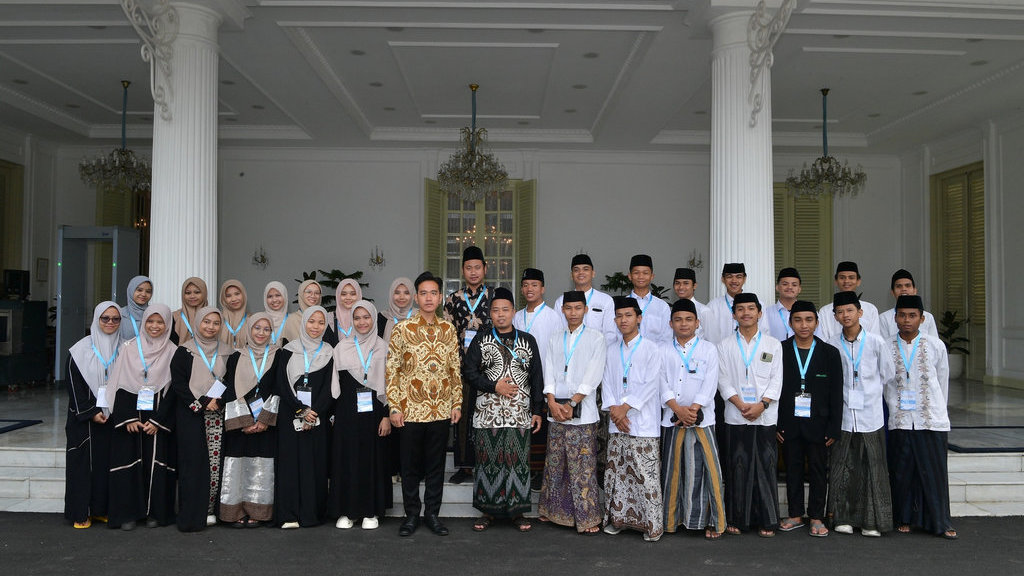 Wakil Presiden Gibran Rakabuming Raka menerima kunjungan 240 santri ke Istana Wakil Presiden, Jakarta Pusat, Selasa (21/10/2025). Dokumentasi Seteapres. Gibran menerima kunjungan santri