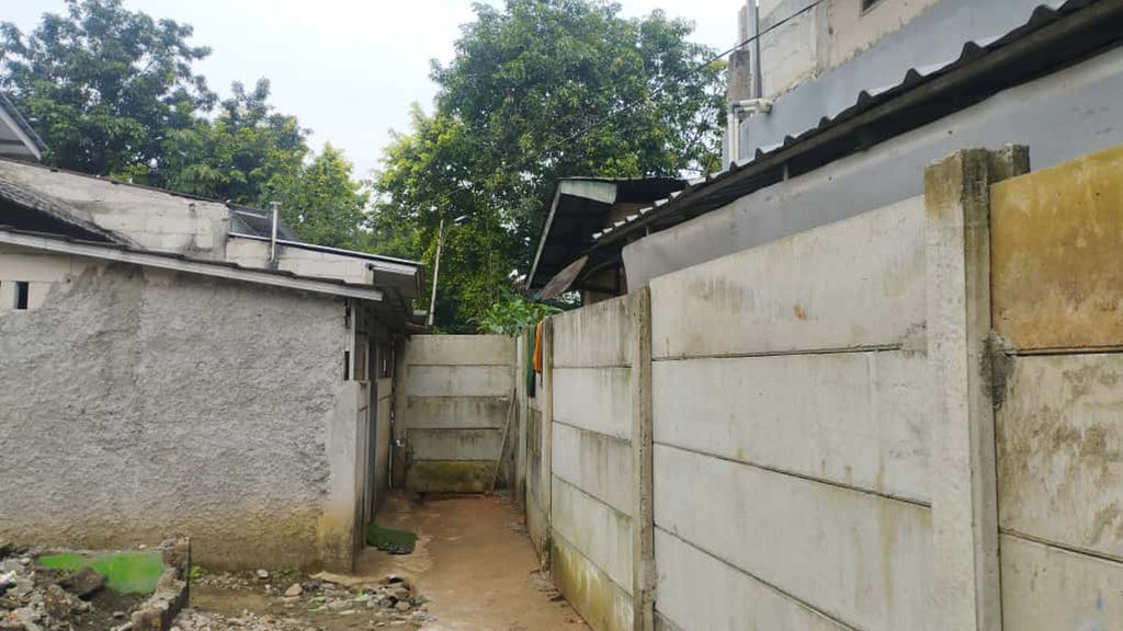Tembok Pengembang dibangun persis di depan rumah warga di Pondok Aran, Tangerang Selatan. tirto.id/ Jupri Nug Rumah Warga Dikurung Tembok Pengembang