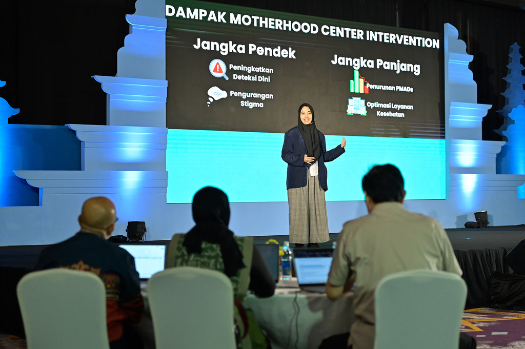 Finalis Utin Richa Rinjani saat melakukan presentasi di Essay Contest Beswan Djarum 2024/2025. foto/dok.Bakti Djarum Foundation Body Artikel Utin Richa Rinjani