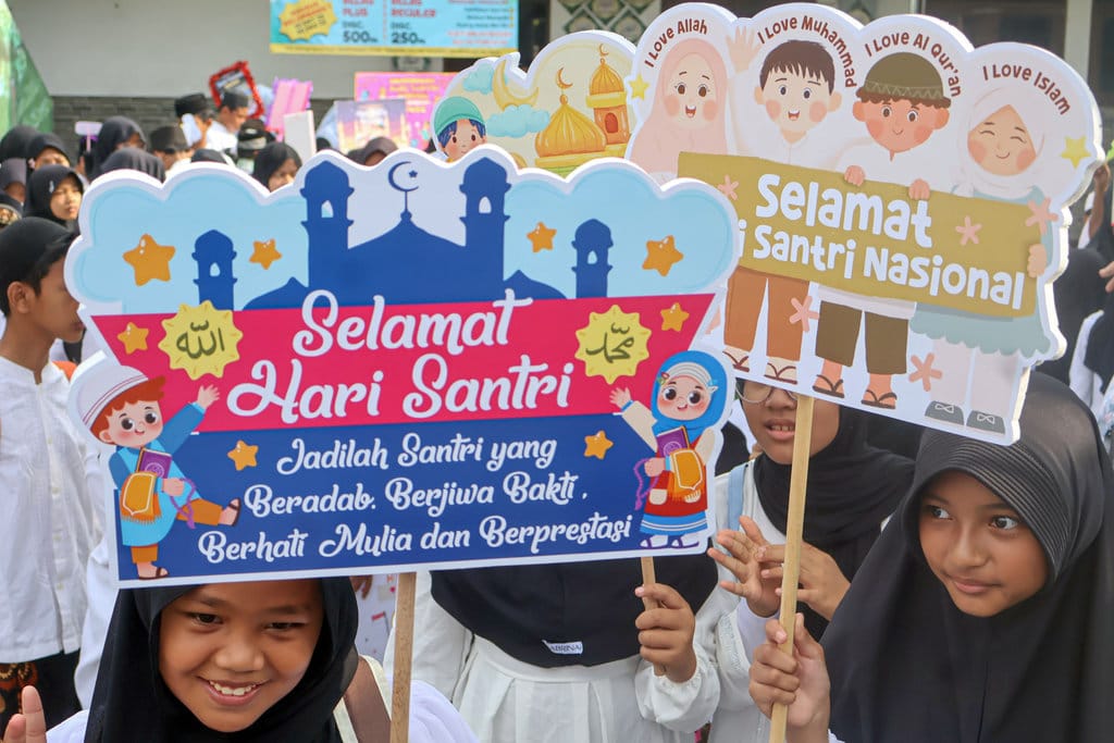 Pawai anak memperingati Hari Santri Nasional 2025