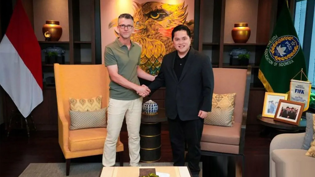 Ketum PSSI Erick Thohir (kanan) berjabat tangan dengan pelatih timnas u-20 Indonesia yang baru, Frank van Kempen. ANTARA/HO-PSSI/am. Erick Thohir