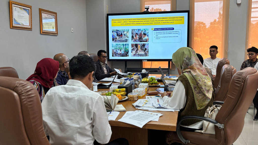 Komisi Pemberantasan Korupsi (KPK) meninjau langsung proyek normalisasi Kali Ciliwung di kawasan Pengadegan, Jakarta Selatan, Selasa (21/10/2025). FOTO/Dok Hum KPK. KPK Tinjau Proyek Normalisasi Kali Ciliwung