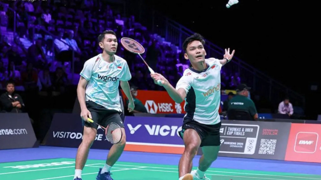 Pebulu tangkis ganda putra Indonesia Fajar Alfian/Muhammad Shohibul Fikri mengunci tiket ke 16 besar French Open 2025, setelah ganda China Huang Di/Liu Yang mengundurkan diri di tengah-tengah laga 32 besar yang berlangsung di Glaz Arena, Rennes, Perancis, Rabu malam WIB (22/10/2025). X/@INABadminton/pri. Pebulu tangkis Indonesia French Open 2025