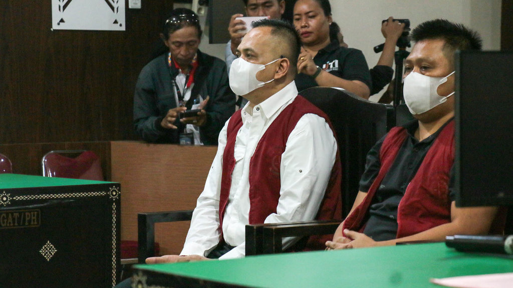 Kompol I Made Yogi Purusa Utama (kiri) dan Ipda I Gde Aris Chandra Widianto (kanan) menjalani sidang dakwaan di Pengadilan Negeri Mataram, NTB, Senin (27/10/2025). ANTARA FOTO/Dhimas Budi Pratama/sgd/nym. Sidang pembunuhan Brigadir Nurhadi