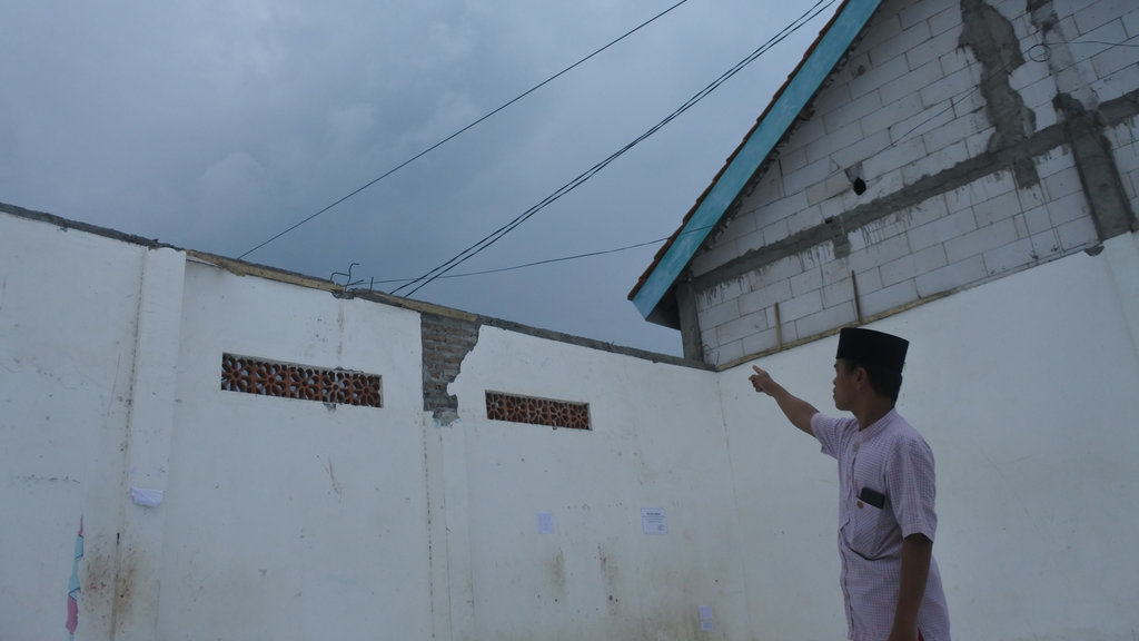 Seorang warga menunjukkan atap kamar yang telah ambruk di Pondok Pesantren Salafiyah Syafi'iyah Syekh Abdul Qodir Jaelani, Desa Belimbing, Besuki, Situbondo, Jawa Timur, Rabu (29/10/2025). ANTARA FOTO/Seno/tom. Atap asrama ponpes ambruk di Situbondo