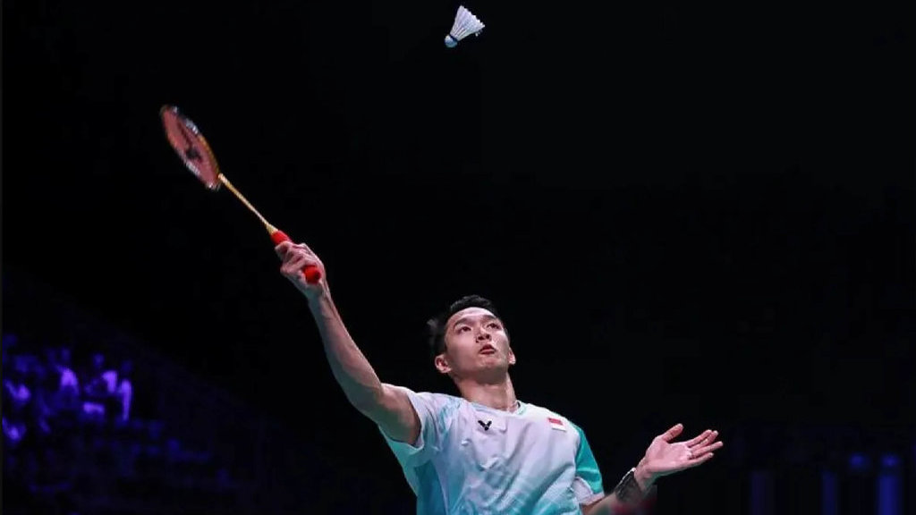 Tunggal putra Indonesia Jonatan Christie tampil dengan kepercayaan diri tinggi pada turnamen BWF World Tour Super 750 French Open 2025, berbekal gelar juara yang baru saja diraihnya di turnamen level yang sama Denmark Open 2025, pekan lalu. Jonatan melangkah ke babak kedua setelah mengalahkan wakil Jepang Kenta Nishimoto pada babak 32 besar di Glaz Arena, Chemin du Bois de la Justice, Rabu (22/10/2025). ANTARA/HO-PBSI/pri. Jonatan Christie
