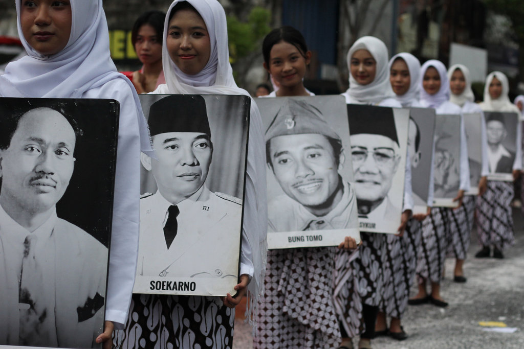 Sejumlah peserta membawa foto Pahlawan Nasional saat Parade Surabaya Juang 2025 di Surabaya, Jawa Timur, Minggu (2/11/2025). ANTARA FOTO/Didik Suhartono/rwa. Parade Surabaya Juang 2025