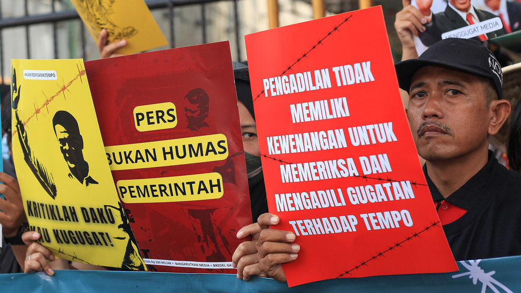 Sejumlah aktivis dari beberapa organisasi melakukan aksi solidaritas terhadap Mahalah Tempo di depan Pengadilan Negeri Jakarta Selatan, Jakarta, Senin (3/11/2025). ANTARA FOTO/Reno Esnir/app/foc. Aksi solidaritas kebebasan pers