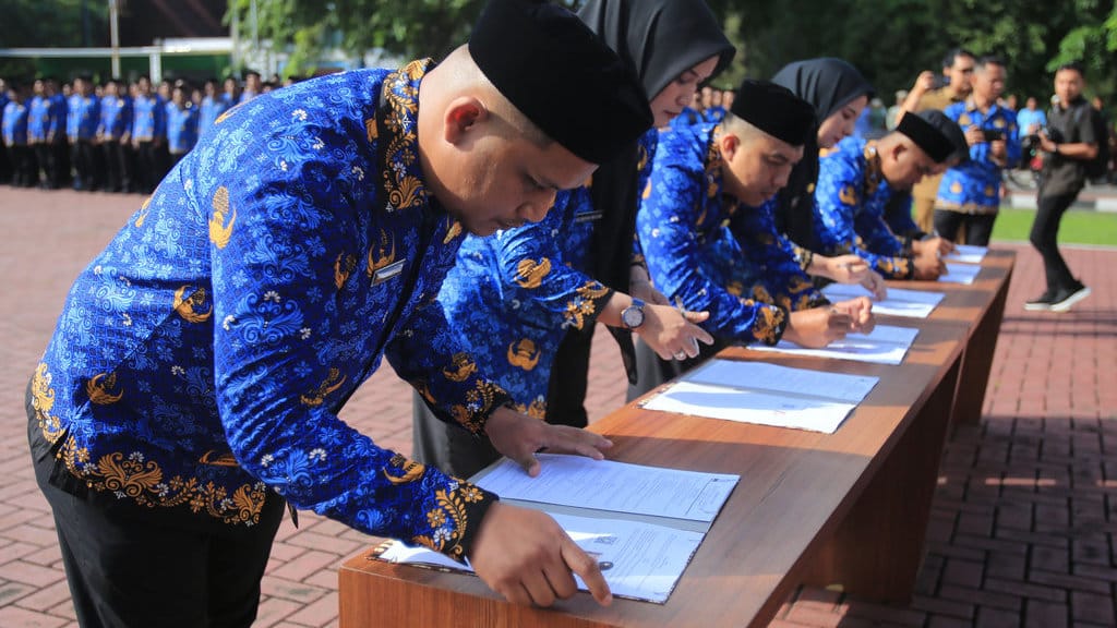 Sejumlah Pegawai Pemerintah Dengan Perjanjian Kerja (PPPK) menandatangani Surat Keputusan Pengangkatan saat mengikuti upacara di Kantor Gubernur Aceh, Banda Aceh, Senin (3/11/2025). ANTARA FOTO/Ampelsa/bar Penyerahan SK PPPK Tahap-II Provinsi Aceh