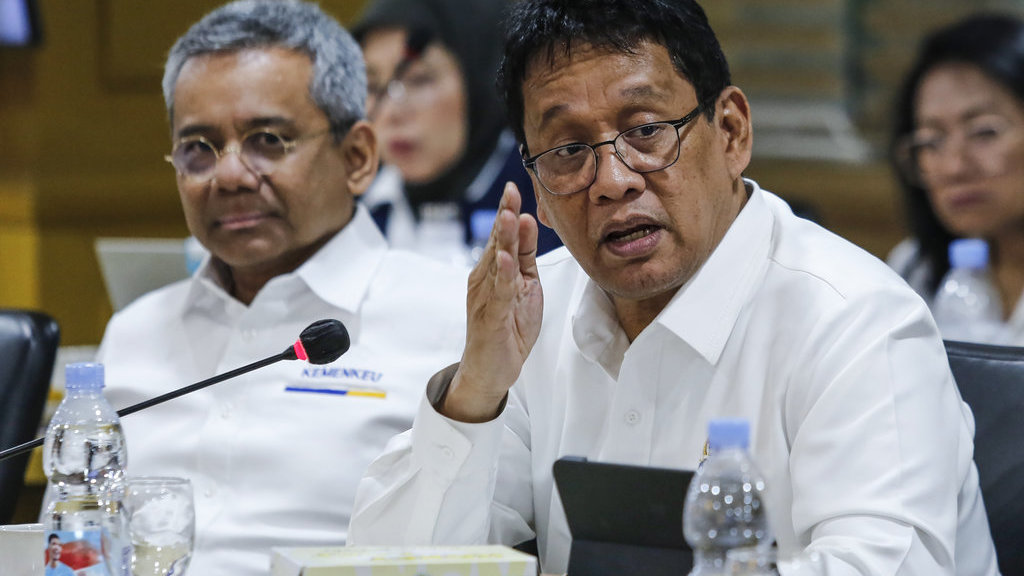 Menteri Keuangan Purbaya Yudhi Sadewa (kanan) bersama Wakil Menteri Keuangan Suahasil Nazara (kiri) menyampaikan paparan saat rapat kerja dengan Komite IV DPD di Kompleks Parlemen, Senaya, Jakarta, Senin (3/11/2025). ANTARA FOTO/Asprilla Dwi Adha/foc. Raker Komite IV DPD dengan Menkeu