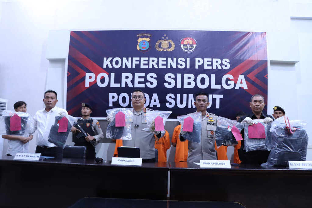 Konferensi pers pengungkapan kasus penganiayaan di Masjid Agung Sibolga. Foto/Dok. Polres Sibolga. Penganiayaan Masjid Sibolga