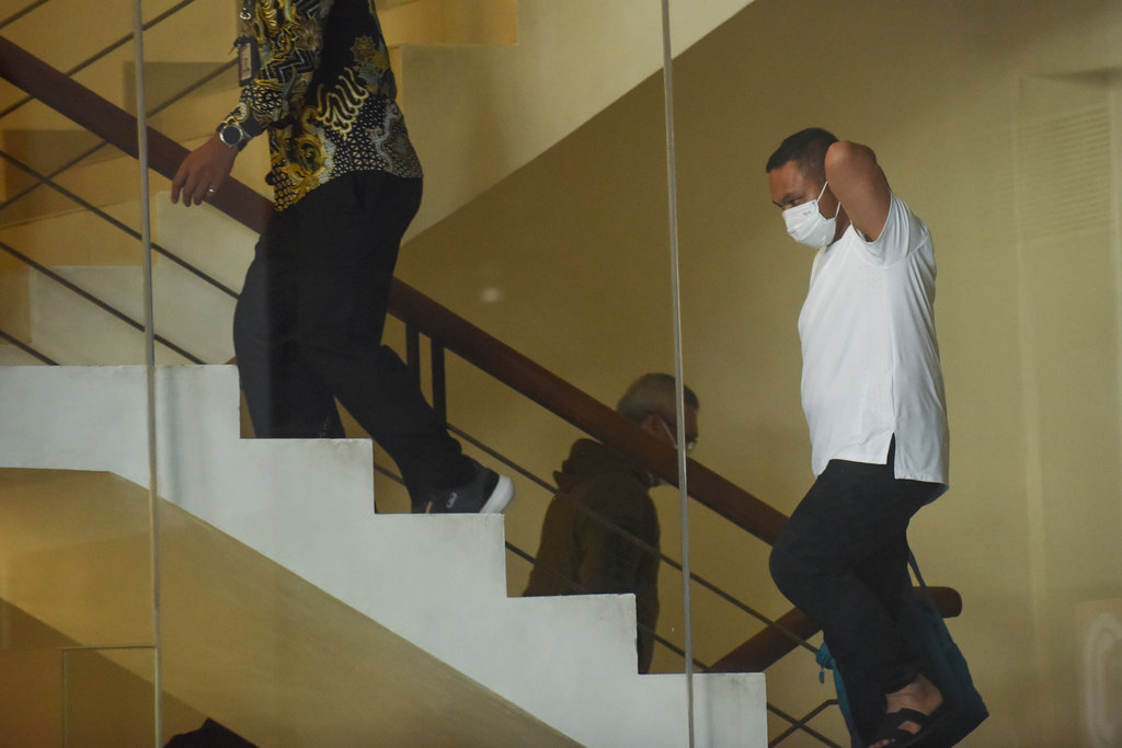 Gubernur Riau Abdul Wahid (kanan) berjalan menuju ruang pemeriksaan setibanya di Gedung Merah Putih KPK, Jakarta, Selasa (4/11/2025). Komisi Pemberantasan Korupsi (KPK) membawa sembilan orang dalam operasi tangkap tangan (OTT) di Provinsi Riau pada Senin (3/11), salah satunya Gubernur Riau Abdul Wahid. ANTARA FOTO/Indrianto Eko Suwarso/rwa. Gubernur Riau tiba di KPK pascaterjaring OTT