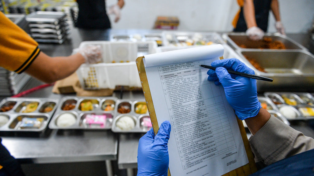 Ilustrasi Ahli Gizi. ANTARA FOTO/Raisan Al Farisi/rwa. Pemeriksaan kualitas makanan di SPPG Polri