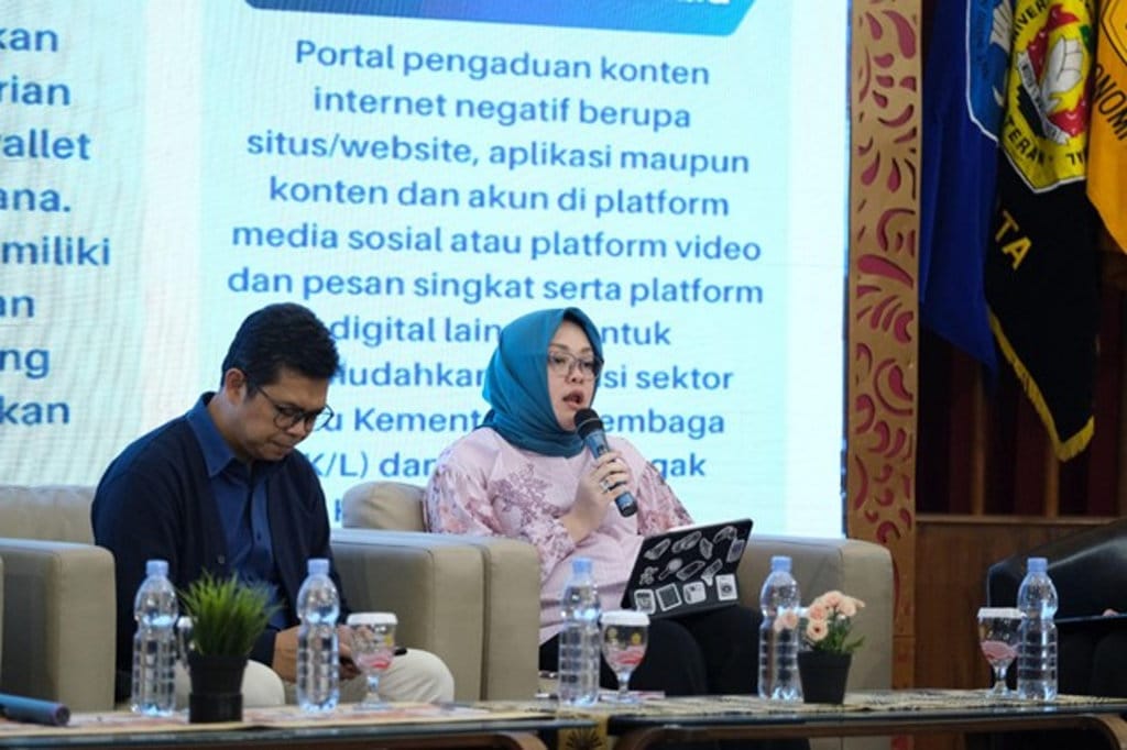 Sekretaris Direktorat Jenderal Pengawasan Ruang Digital Kementerian Komunikasi dan Digital, Mediodecci Lustarini dan Ketua Sekretariat Satuan Tugas Pemberantasan Aktivitas Keuangan Ilegal atau Satgas PASTI, Hudiyanto pada sesi Diskusi. (Sumber: tirto.id) Body Artikel 2 Tiktok PikirDuaKali