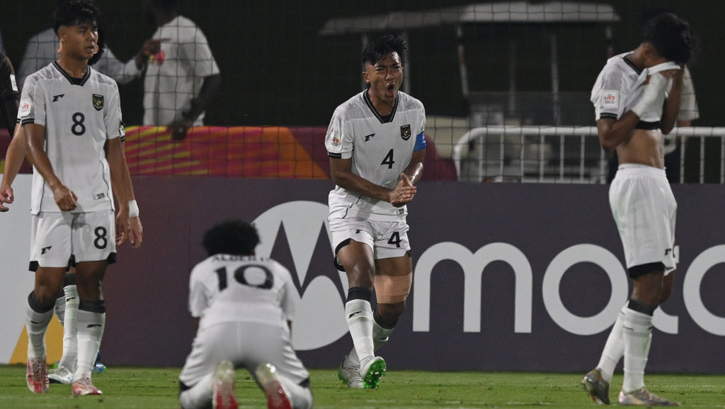 Pesepak bola Timnas Indonesia U-17 Putu Panji (kedua kanan) memberikan semangat ke rekan timnya usai kebobolan oleh Timnas Zambia U-17 pada laga Grup H Piala Dunia U-17 di Lapangan 7 Aspire Zone, Doha, Qatar, Selasa (4/11/2025). ANTARA FOTO/Bayu Pratama S/fzn/bar Pertandingan Piala Dunia U-17 Timnas Indonesia lawan Zambia