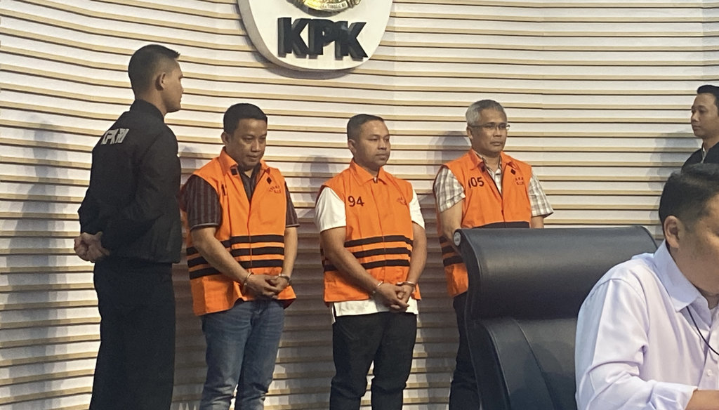 KPK resmi menetapkan Gubernur Riau Abdul Wahid (AW) sebagai tersangka dalam kasus dugaan pemerasan dan penerimaan suap dalam kasus di lingkungan Pemerintah Provinsi Riau tahun anggaran 2025 dalam konferensi pers di Gedung Merah Putih KPK, Rabu (5/11/2025). tirto.id/Rahma Dwi Safitri KPK Tetapkan Gubernur Riau Sebagai Tersangka