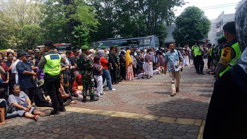 Warga Kota Solo memenuhi area Loji Gandrung. foto/adisti Loji Gandrung