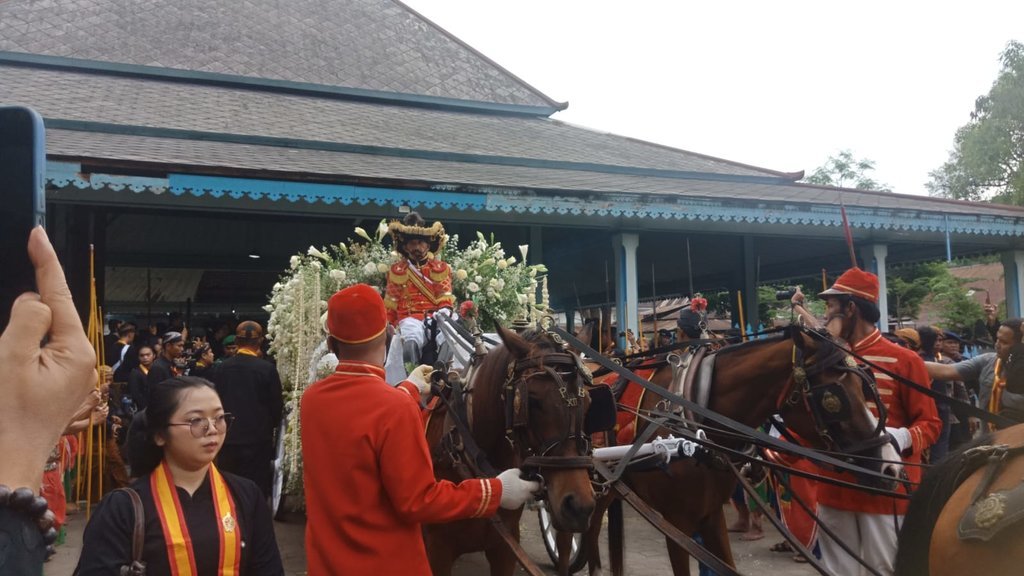 Kereta Jenazah Keluar dari Magangan Keraton Kasunanan Surakarta. foto/Adisti Kereta Jenazah Susuhunan