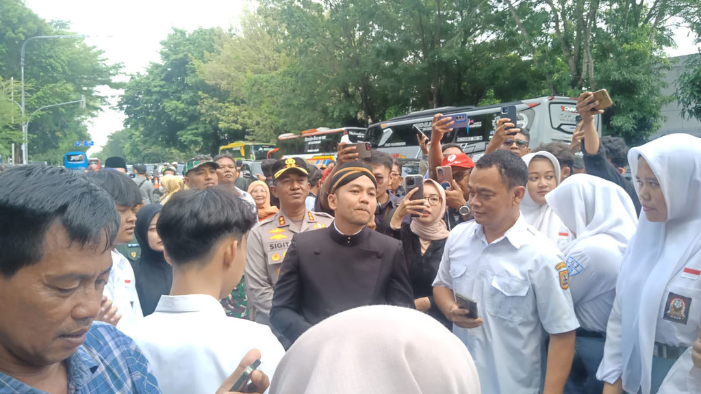 Walikota Surakarta, Respati Ardi menyapa warga yang menunggu di Loji Gandrung. foto/adisti Respati Ardi