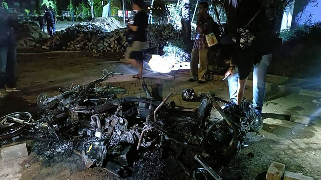 Sejumlah kendaraan hangus terbakar usai sejumlah orang tidak dikenal menyerang di area Fakultas Matematika dan Ilmu Pengetahuan Alam (MIPA) di kampus Universitas Negeri Makassar (UNM) Parangtambung, Makassar, Sulawesi Selatan, Rabu (5/11/2025) malam. (ANTARA) Kendaraan Terbakar di UNM