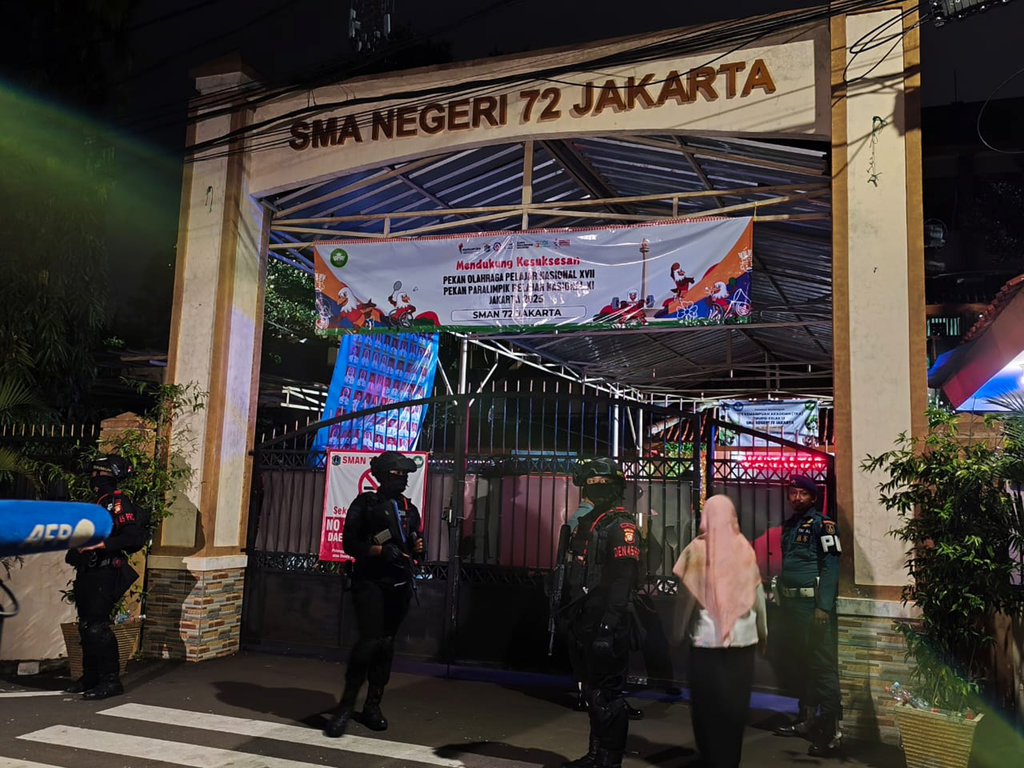 Kondisi terkini di depan SMAN 72 Jakarta, Kelapa Gading, Jakarta Utara, Jumat (7/11/2025) malam. tirto.id/Auliya Umayna Penjagaan pasca ledakan di SMA 72 Jakarta