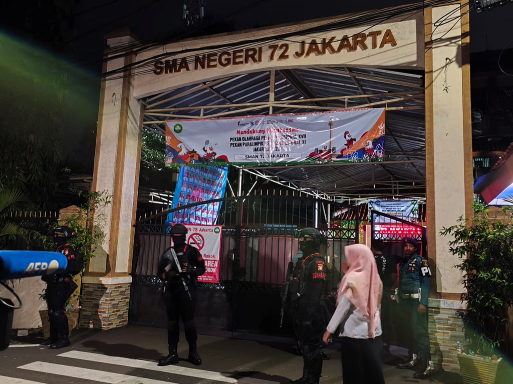 Kondisi terkini di depan SMAN 72 Jakarta, Kelapa Gading, Jakarta Utara, Jumat (7/11/2025) malam. tirto.id/Auliya Umayna Penjagaan pasca ledakan di SMA 72 Jakarta