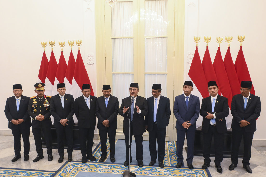 Ketua merangkap anggota Komisi Percepatan Reformasi Polri Jimly Asshiddiqie (kelima kanan) bersama anggota (kiri ke kanan) Otto Hasibuan, Listyo Sigit Prabowo, Ahmad Dofiri, Tito Karnavian, Badrodin Haiti, Mahfud MD, Idham Aziz, Yusril Ihza Mahendra dan Supratman Andi Agtas memberikan keterangan pers di Istana Merdeka, Jakarta, Jumat (7/11/2025). ANTARA FOTO/Hafidz Mubarak A/foc. Keterangan pers Komisi Percepatan Reformasi Polri