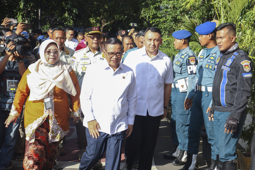 Gubernur DKI Jakarta Pramono Anung (kedua kiri) menghadiri lokasi tempat terjadinya ledakan di SMAN 72 Jakarta, Jakarta, Jumat (7/11/2025). ANTARA FOTO/Ika Maryani/foc. Penjagaan pascaledakan di SMAN 72 Jakarta