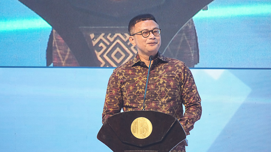 Plt. Sekretaris Jenderal Dewan Nasional Kawasan Ekonomi Khusus (KEK) Rizal Edwin Manansang, mewakili Kementerian Koordinator Bidang Perekonomian memberikan sambutan pada acara Closing Ceremony Festival Ekonomi Keuangan Digital Indonesia dan Indonesia Fintech Summit and Expo (FEKDI x IFSE 2025) di Jakarta, Sabtu (1/11/2025). (FOTO/dok. Tirto) Body Artikel 1 Bank Indonesia