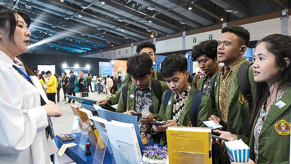 Pengunjung berinteraksi langsung dengan para pelaku industri di salah satu stan pada event FEKDI x IFSE 2025. (FOTO/dok. Tirto) Body Artikel 2 Bank Indonesia