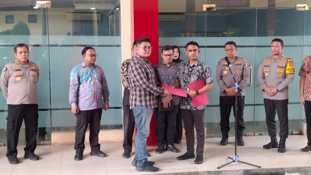 Penyerahan jenazah kepada pihak keluarga di RS Bhayangkara Polri Kramat Jati, Jakarta Timur, Jumat (7/11/2025). tirto.id/Ayu Mumpuni Penyerahan Jenazah Farhan dan Reno