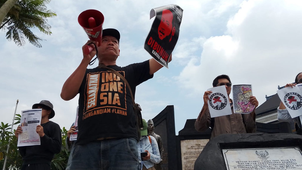 Massa aksi memadati Museum TNI AD Dharma Wiratama, Kota Yogyakarta, DIY, pada Senin pagi (10/11/2025). Massa membawa spanduk besar bernada kecaman terhadap penetapan Soeharto sebagai pahlawan nasional. tirto.id/Abdul Haris Aksi Tolak Soeharto jadi Pahlawan Nasional di Jogja