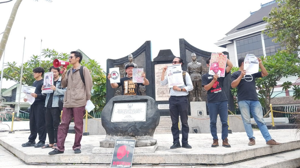 Massa aksi memadati Museum TNI AD Dharma Wiratama, Kota Yogyakarta, DIY, pada Senin pagi (10/11/2025). Massa membawa spanduk besar bernada kecaman terhadap penetapan Soeharto sebagai pahlawan nasional. tirto.id/Abdul Haris Aksi Tolak Soeharto jadi Pahlawan Nasional di Jogja