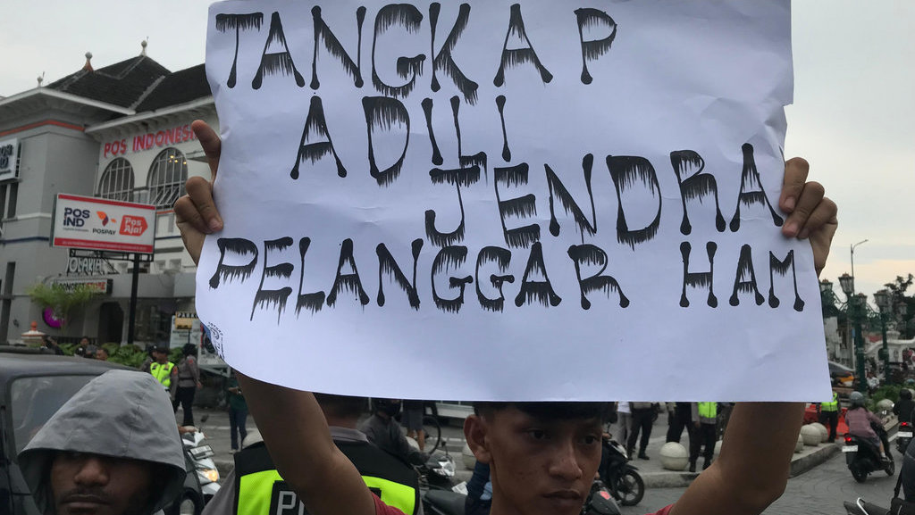 Puluhan mahasiswa menggelar aksi di Titik Nol Kilometer, Kota Yogyakarta menentang penetapan Soeharto jadi pahlawan nasional. tirto.id/Abdul Haris Aksi Tolak Soeharto jadi Pahlawan Nasional di Jogja