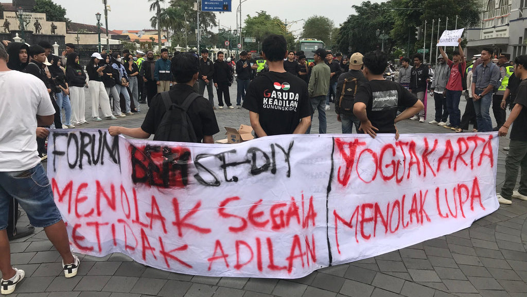 Puluhan mahasiswa menggelar aksi di Titik Nol Kilometer, Kota Yogyakarta menentang penetapan Soeharto jadi pahlawan nasional. tirto.id/Abdul Haris Aksi Tolak Soeharto jadi Pahlawan Nasional di Jogja