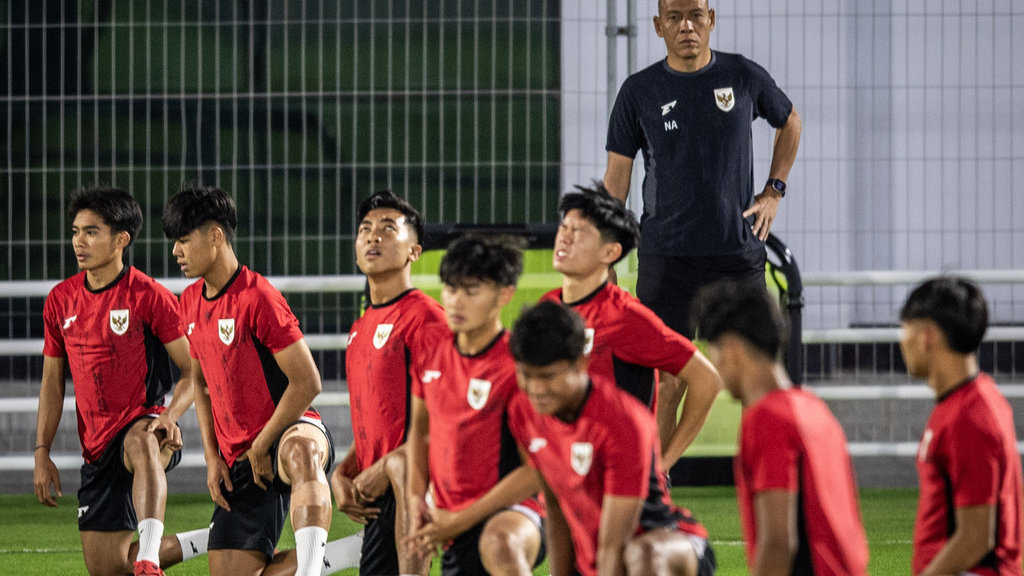 Pelatih Timnas Indonesia U-17 Nova Arianto mengamati anak asuhnya saat latihan resmi jelang laga Grup H Piala Dunia U17 2025 di Lapangan latihan Stadion Al Thumama, Doha, Qatar, Minggu (9/11/2025). Latihan tersebut sebagai persiapan jelang pertandingan melawan Timnas Honduras U-17 pada Senin (10/11) di Aspire Zone, Qatar. ANTARA FOTO/Bayu Pratama S/sgd Latihan Timnas Indonesia U-17 jelang lawan Honduras