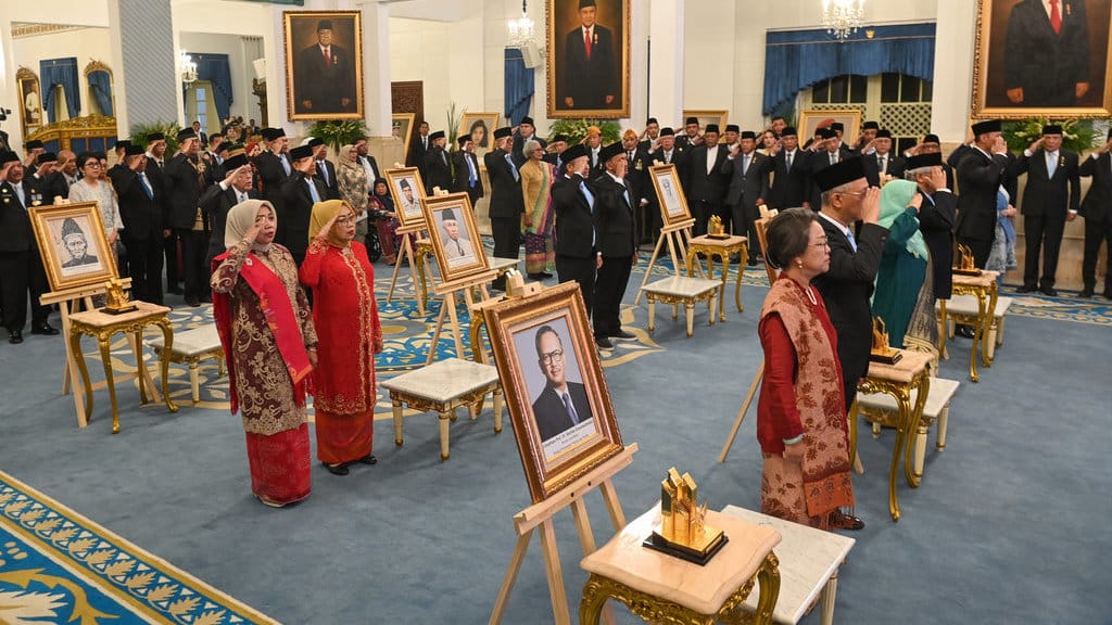 Sejumlah ahli waris tokoh-tokoh yang mendapatkan gelar Pahlawan Nasional mengikuti prosesi pemberian gelar di Istana Negara, Jakarta, Senin (10/11/2025). ANTARA FOTO/Aditya Pradana Putra/nz Pemberian gelar Pahlawan Nasional