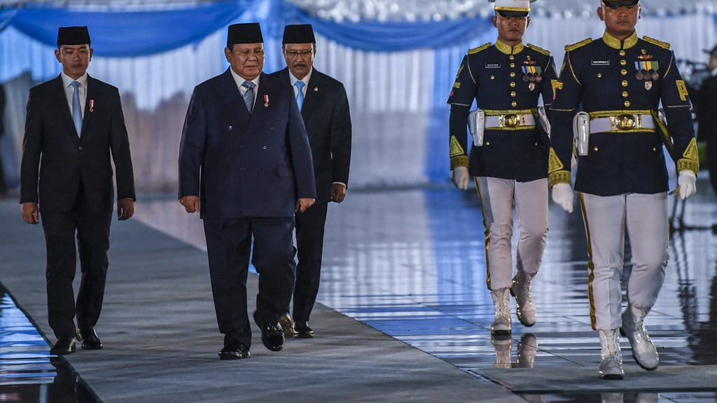 Presiden Prabowo Subianto (tengah) didampingi Wakil Presiden Gibran Rakabuming Raka (kiri) dan Menteri Sosial Saifullah Yusuf (kanan) memimpin Upacara Ziarah Nasional dan Renungan Suci Hari Pahlawan 2025 di Taman Makam Pahlawan Nasional Utama Kalibata, Jakarta, Minggu (9/11/2025). ANTARA FOTO/Galih Pradipta/sgd Presiden pimpin Upacara Ziarah Nasional Hari Pahlawan