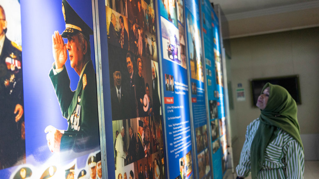 Pengunjung mengamati koleksi yang dipajang di Museum Memorial Jenderal Besar HM Soeharto, Sedayu, Bantul, D.I Yogyakarta, Senin (10/11/2025). ANTARA FOTO/Andreas Fitri Atmoko/nz Soeharto peroleh gelar pahlawan nasional