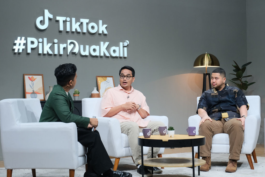 TikTok menghadirkan #PikirDuaKali LIVE Series bertema “Cerdas Bertransaksi, Aman Berinternet” untuk mendorong literasi keamanan digital dan kewaspadaan masyarakat terhadap penipuan online. Foto/Dok. Tiktok. Header Tiktok Waspada Penipuan Online