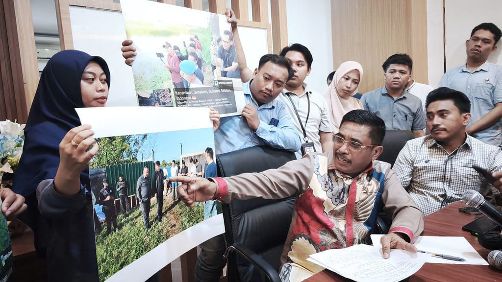 Tim kuasa hukum PT Hadji Kalla dalam keterangan pers di kantornya, Jalan Pelita Makassar, Rabu (12/11/2025). foto/MN Abdurrahman Tim kuasa hukum PT Hadji Kalla