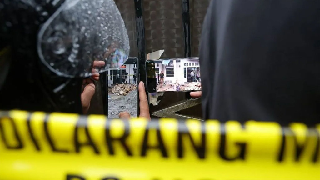 Polisi mengevakuasi jenazah istri salah satu pegawai KPP Pratama Manokwari yang menjadi korban pembunuhan di kawasan Reremi Puncak, Kelurahan Amban, Manokwari, Papua Barat, Selasa (11/11/2025) sore. ANTARA/Chairil Evakuasi Jenazah Istri KPP Pratama Manokwari