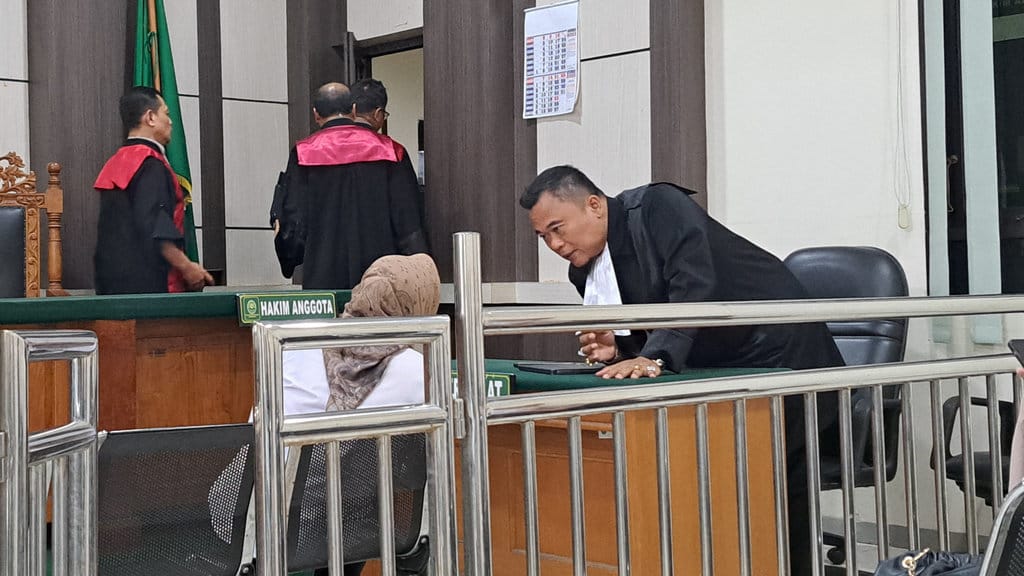 Terdakwa Mujiyanti alias Cik Mel (kemeja putih) berbicara dengan penasihat hukumnya usai mengikuti sidang vonis kasus korupsi BNI Semarang. Sidang digelar di Pengadilan Tipikor Semarang, Rabu (12/11/2025). tirto.id/Baihaqi Annizar sidang Dewi Kusumanita