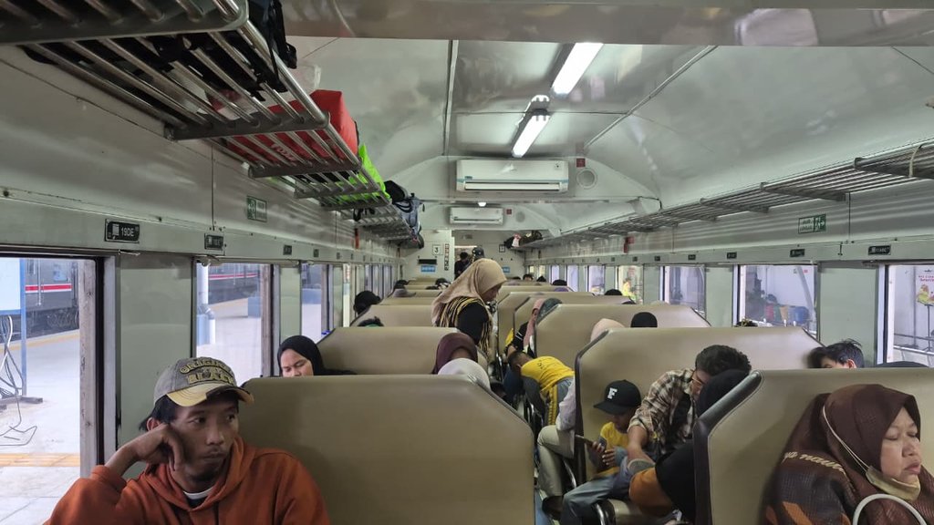 Suasana Gerbong KA Lokal Rangkasbitung-Merak. Natania Longdong/Tirto.id