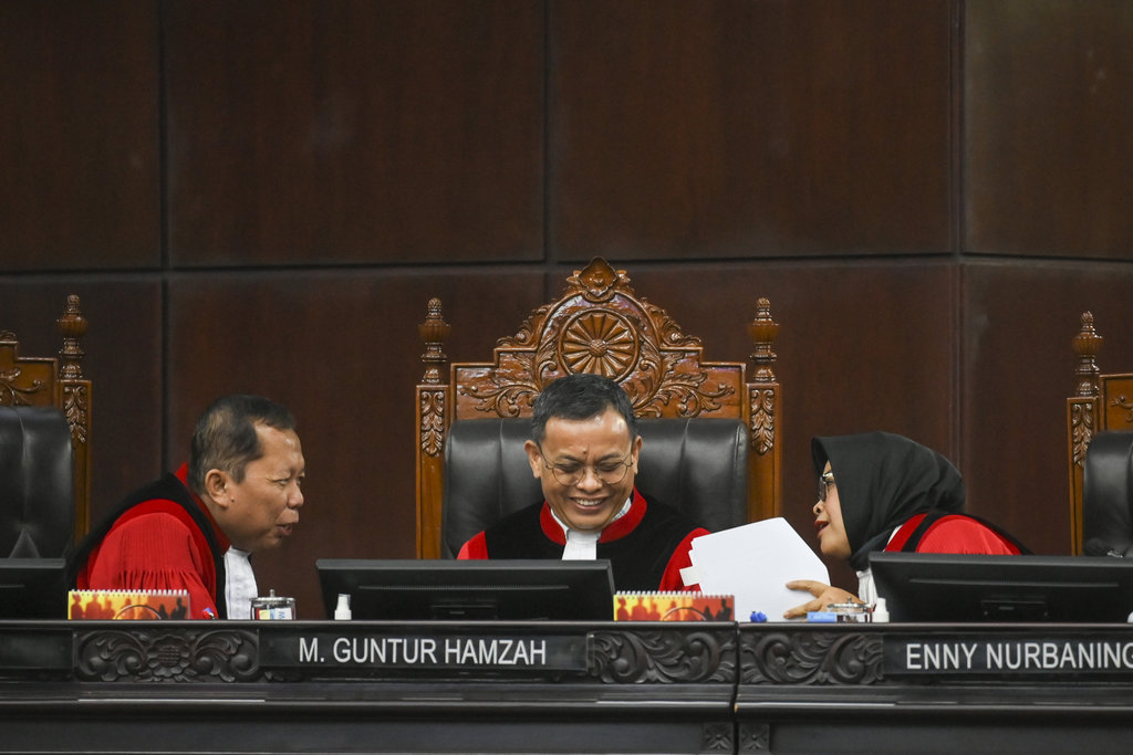 Anggota Majelis Hakim Mahkamah Konstitusi (MK) Enny Nurbaningsih (kanan), Guntur Hamzah (tengah), dan Arsul Sani (kiri) berdiskusi saat sidang pembacaan putusan uji materiil UU Polri di Gedung MK, Jakarta, Kamis (13/11/2025). MK mengabulkan uji materiil terhadap pasal 28 ayat (3) UU No. 2 tahun 2002 tentang Kepolisian Negara Republik Indonesia sehingga kini anggota Polri aktif harus mengundurkan diri atau pensiun untuk menduduki jabatan di luar kepolisian. ANTARA FOTO/Hafidz Mubarak A/bar MK tegaskan anggota polisi aktif harus mundur saat duduki jabatan di luar institusi