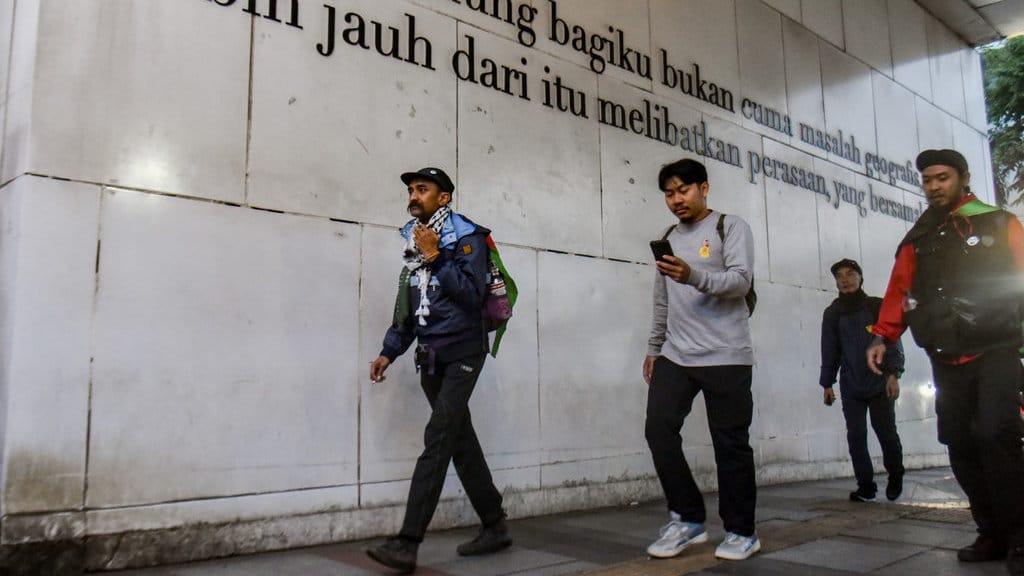 Tujuh aktivis dari Bandung saat memulai perjalanan 'Walk for Free Palestina' dari Gedung Merdeka, Jalan Asia Afrika, menuju Kedutaan Besar Palestina di Jakarta, pada Kamis (13/11/2025). tirto.id/Amad NZ. Walk for Free Palestina