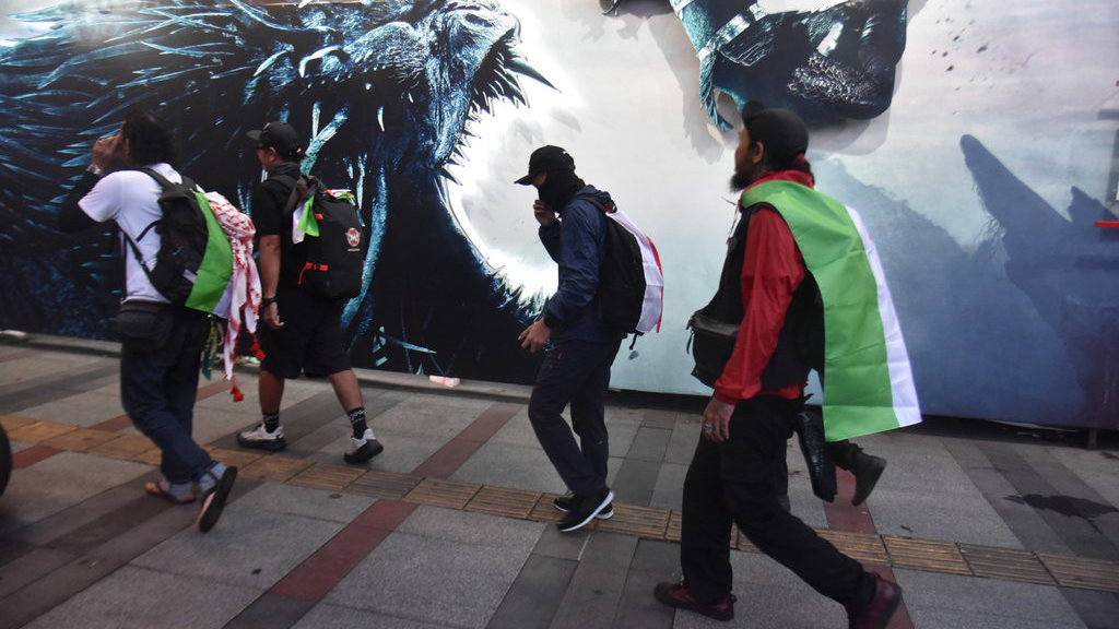 Tujuh aktivis dari Bandung saat memulai perjalanan 'Walk for Free Palestina' dari Gedung Merdeka, Jalan Asia Afrika, menuju Kedutaan Besar Palestina di Jakarta, pada Kamis (13/11/2025). tirto.id/Amad NZ. Walk for Free Palestina