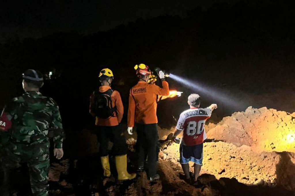 Tim SAR gabungan yang dikoordinasi Kantor SAR Cilacap melakukan pencarian terhadap korban bencana tanah longsor di Desa Cibeunying, Kecamatan Majenang, Kabupaten Cilacap, Jawa Tengah, Kamis (13/11/2025) malam. ANTARA/HO-Basarnas Cilacap tanah longsor di Desa Cibeunying